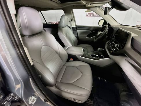 Used 2023 Toyota Highlander XLE AWD/4WD image 32