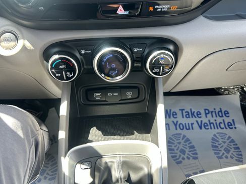 Used 2025 Hyundai Venue SEL FWD image 19