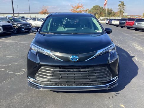 Used 2024 Toyota Sienna XLE image 4