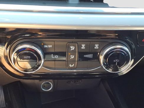 Used 2025 Chevrolet Trax LT FWD image 19
