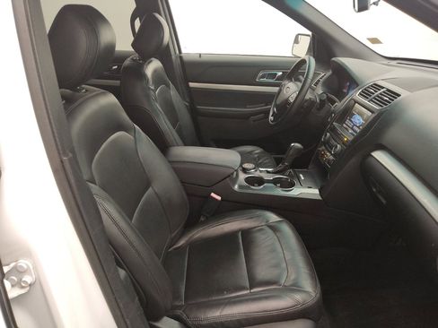 Used 2016 Ford Explorer XLT w/ Equipment Group 202A AWD/4WD image 21