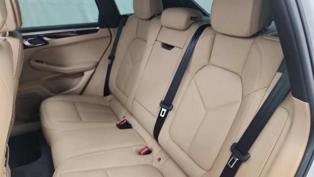 Used 2022 Porsche Macan AWD/4WD image 43