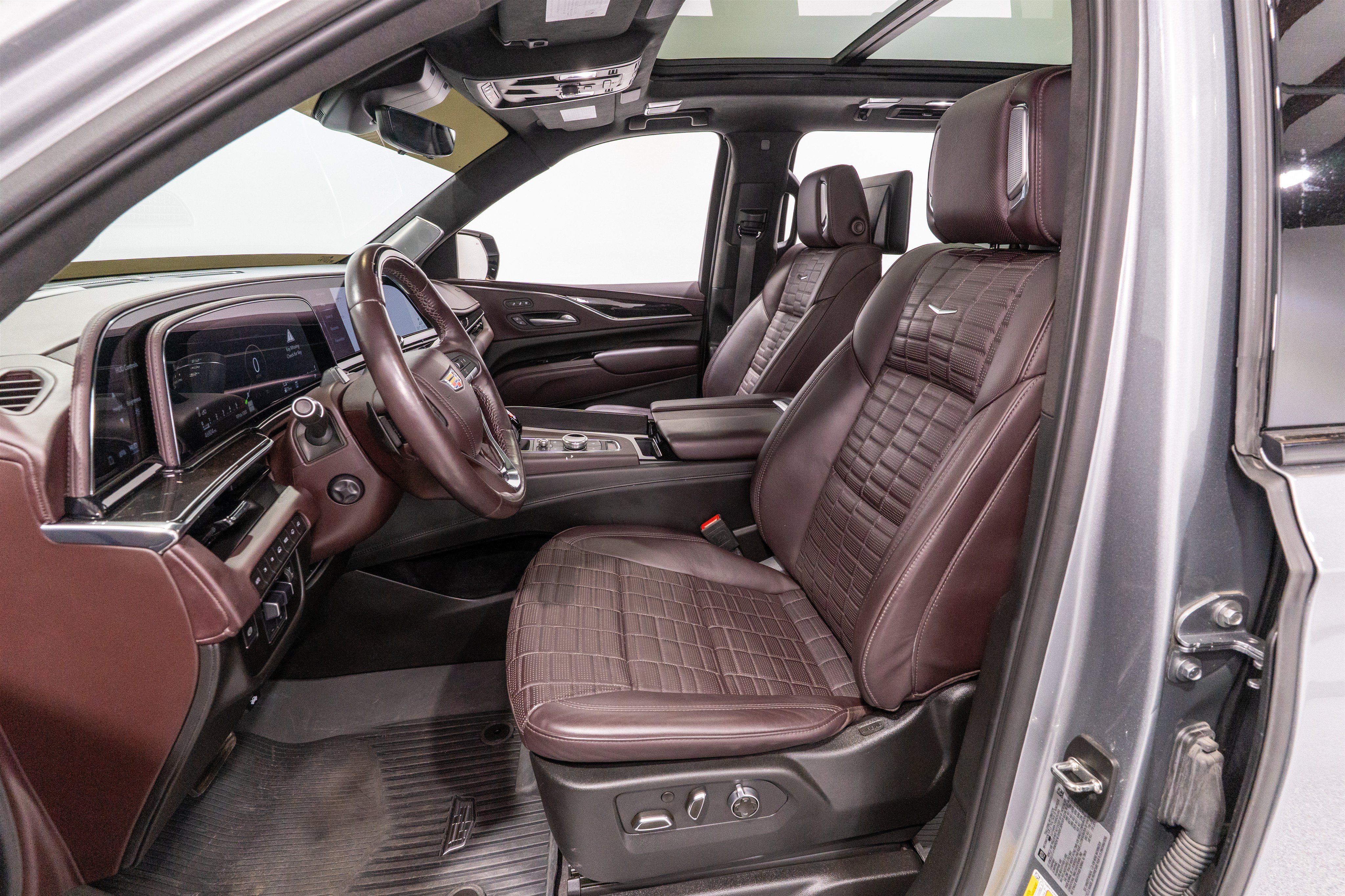 Used 2024 Cadillac Escalade ESV Sport Platinum w/ LPO, ONYX Package AWD/4WD image 17