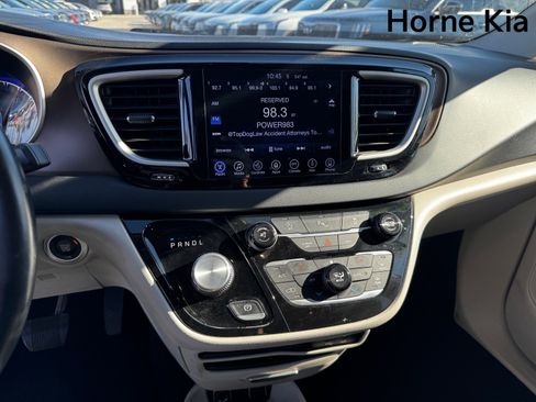 Used 2017 Chrysler Pacifica Touring-L image 20