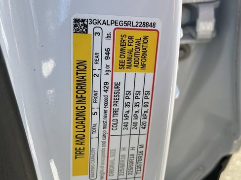 Used 2024 GMC Terrain SLT image 30