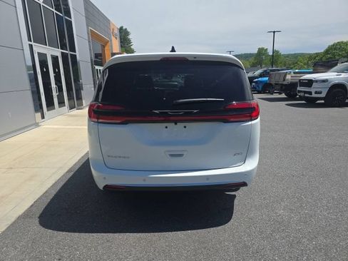 New 2027 Chrysler Pacifica Select AWD/4WD image 5