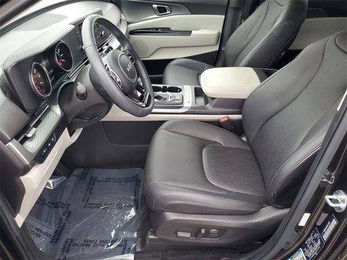 Used 2023 Kia Carnival LX image 5