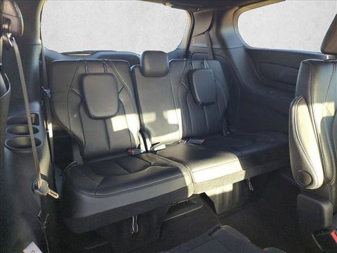 Used 2025 Chrysler Pacifica Select image 18