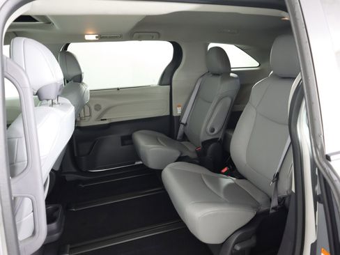 Used 2023 Toyota Sienna XLE image 17
