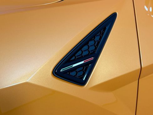 Used 2025 Lamborghini Urus SE AWD/4WD image 58