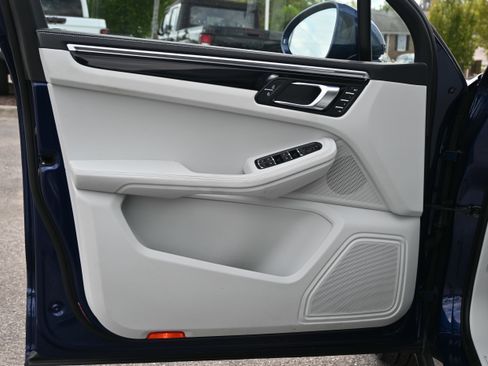 Used 2024 Porsche Macan w/ Premium Plus Package image 27