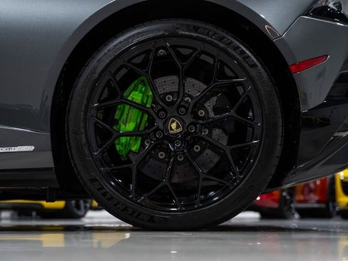 Used 2020 Lamborghini Huracan EVO image 13