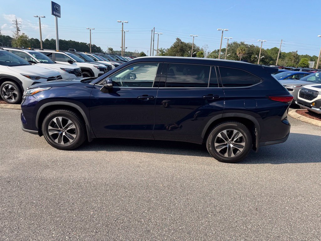 Used 2022 Toyota Highlander XLE AWD/4WD image 12
