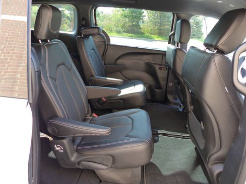 Used 2026 Chrysler Pacifica Select FWD image 46