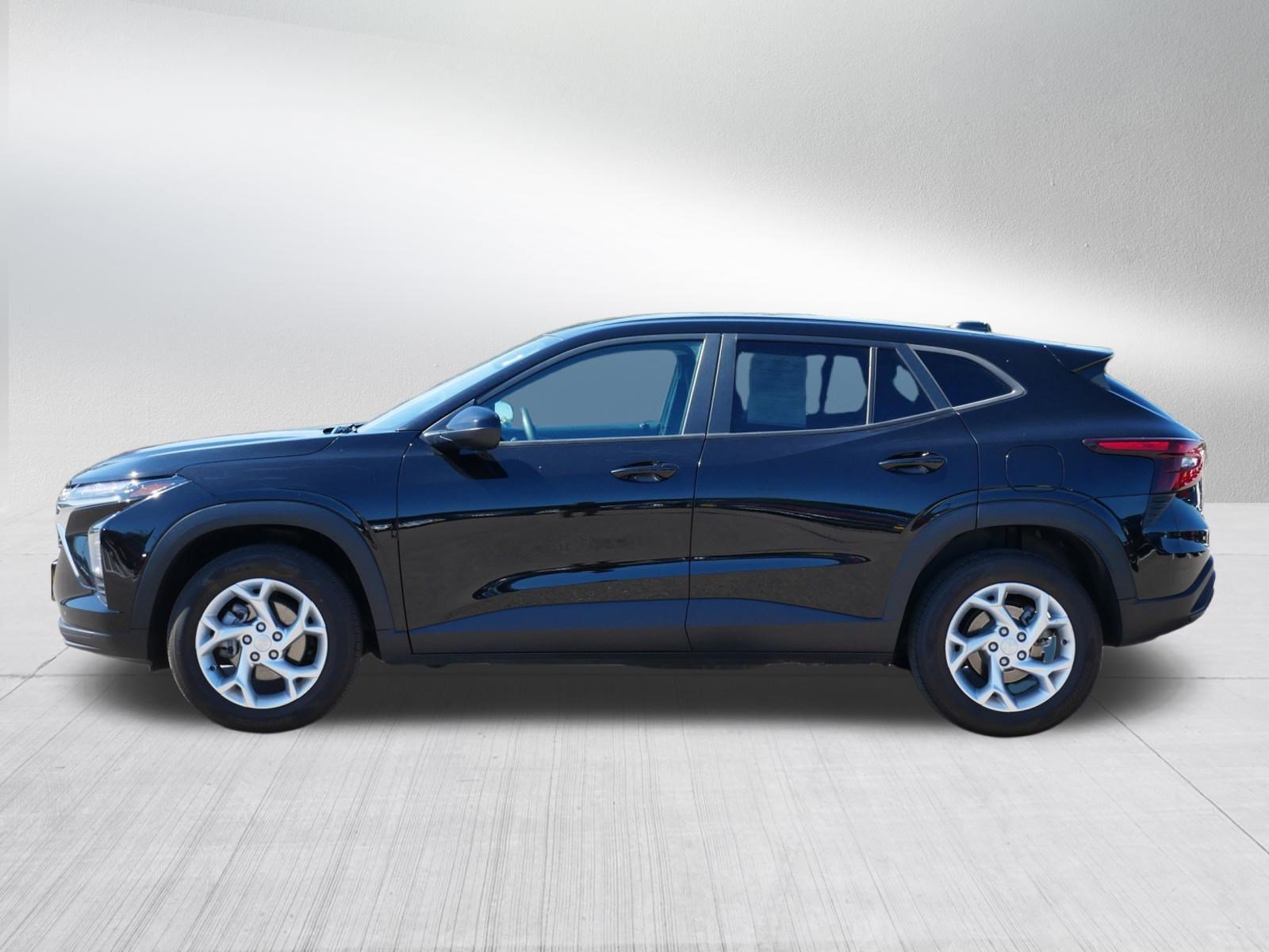 Used 2025 Chevrolet Trax LS w/ LS Convenience Package FWD image 4