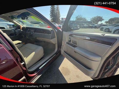 Used 2010 Lincoln Town Car Signature Limited image 31