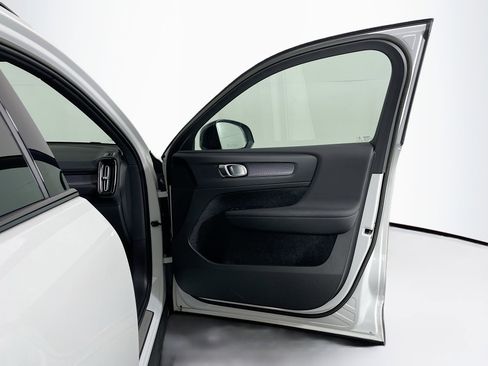 Used 2023 Volvo XC40 B5 Plus w/ Climate Package image 33