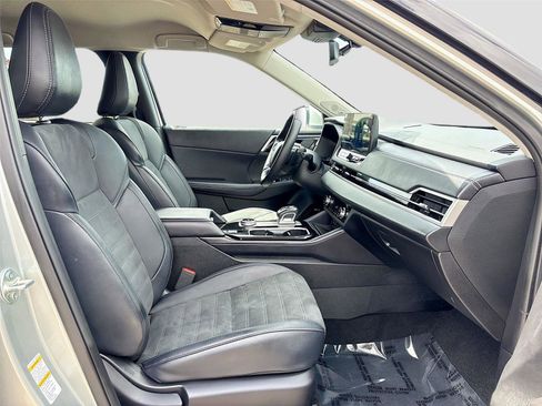 Used 2025 Mitsubishi Outlander SE image 30