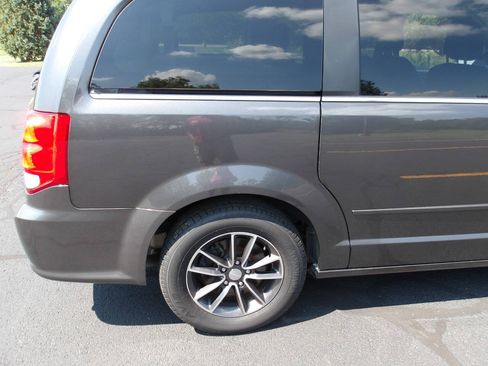 Used 2017 Dodge Grand Caravan SXT FWD image 32