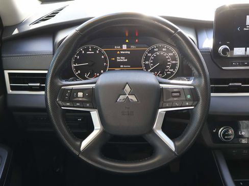 Used 2024 Mitsubishi Outlander SE image 15
