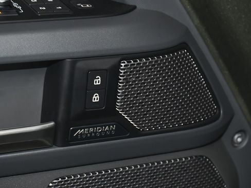 Used 2023 Land Rover Defender 110 X-Dynamic SE image 11