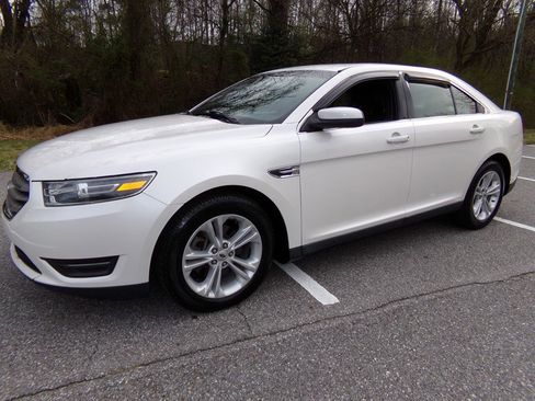 Used 2016 Ford Taurus SEL image 1