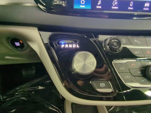 Used 2024 Chrysler Pacifica Touring-L FWD image 29