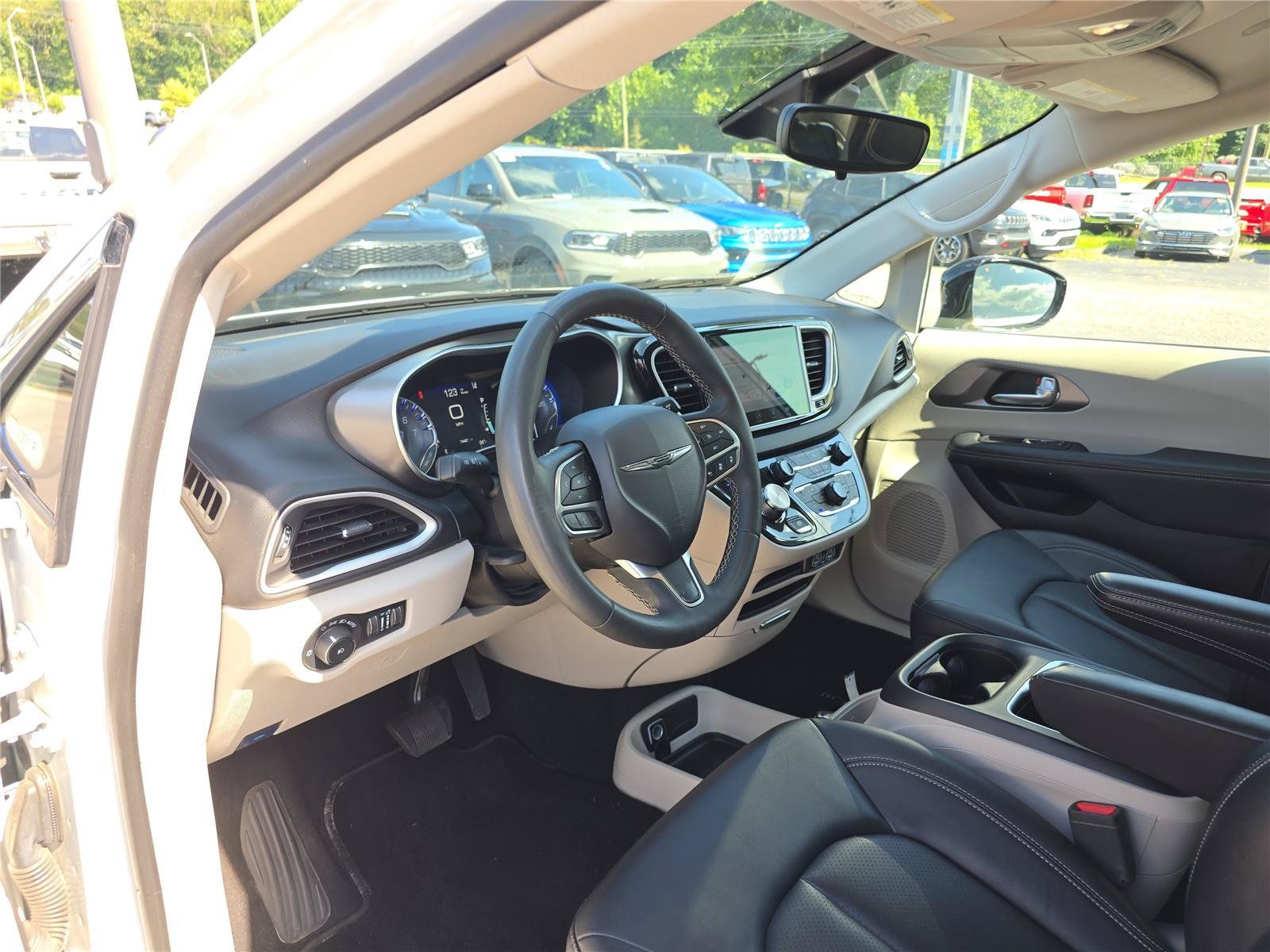 Used 2024 Chrysler Pacifica Touring-L FWD image 21