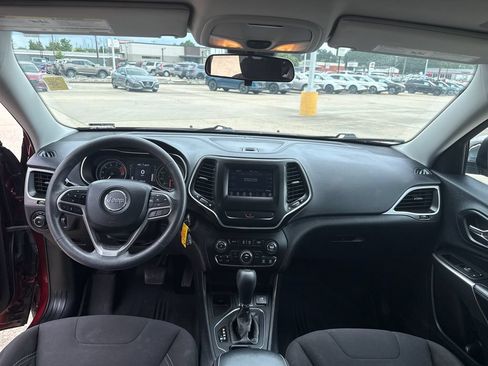 Used 2019 Jeep Cherokee Latitude w/ Popular Appearance Group FWD image 27