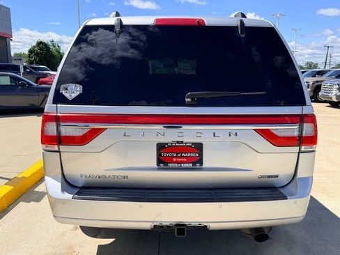 Used 2016 Lincoln Navigator Select AWD/4WD image 3