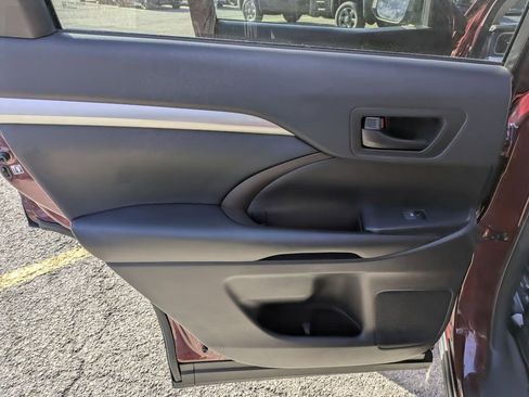 Used 2017 Toyota Highlander Plus image 26
