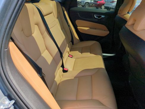 Used 2019 Volvo XC60 T5 Momentum w/ Multimedia Package AWD/4WD image 32