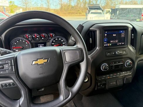 Used 2024 Chevrolet Silverado 2500 Custom w/ Custom Value Package image 7