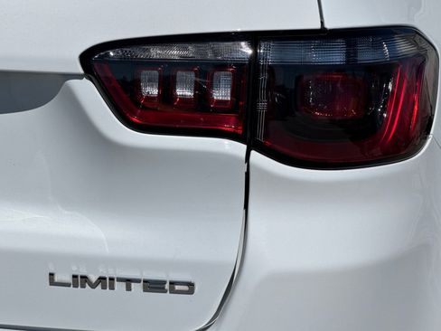 Used 2025 Jeep Compass Limited image 12