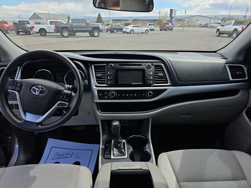 Used 2019 Toyota Highlander LE AWD/4WD image 13