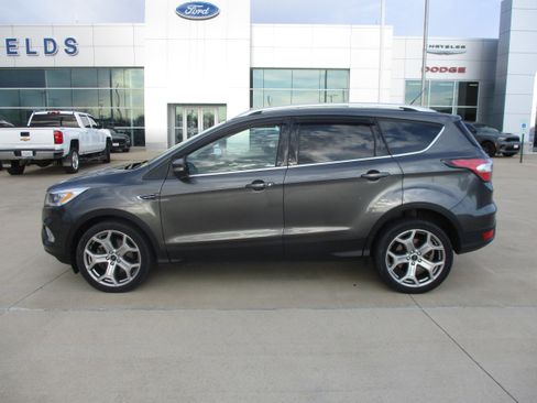 Used 2017 Ford Escape Titanium image 2