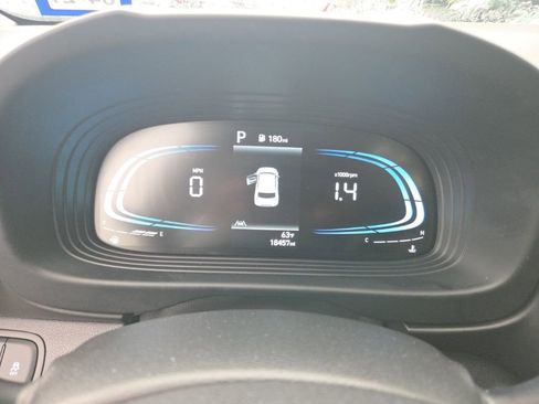 Used 2025 Hyundai Venue SEL FWD image 2