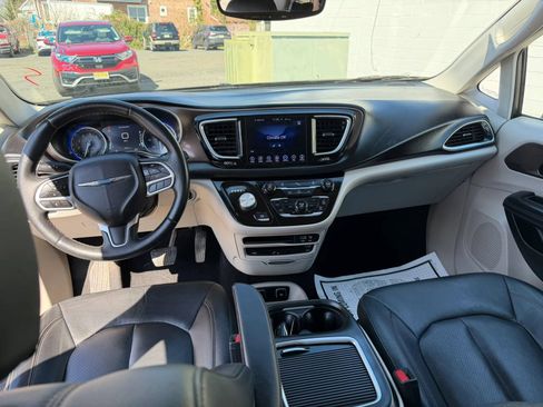Used 2017 Chrysler Pacifica Touring-L Plus FWD image 12