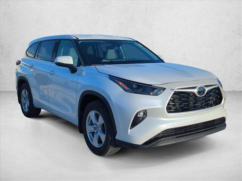 Certified 2025 Toyota Highlander LE FWD image 3