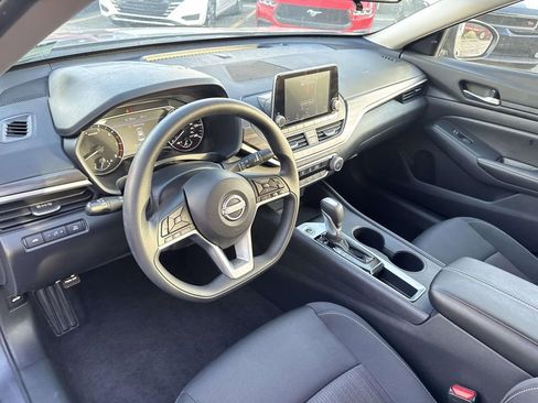 Used 2025 Nissan Altima 2.5 SV image 19