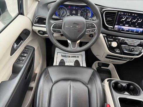 Used 2023 Chrysler Pacifica Touring-L FWD image 15