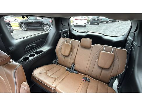 Used 2017 Chrysler Pacifica Limited w/ Advanced Safetytec Group FWD image 39