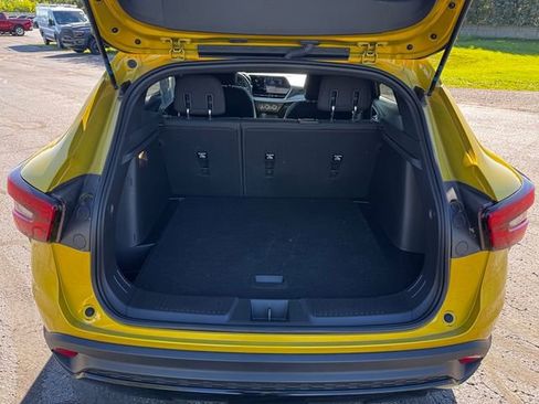 Used 2024 Chevrolet Trax RS w/ Sunroof Package FWD image 17