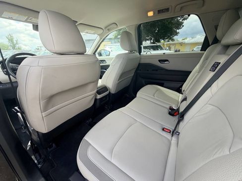 Used 2025 Nissan Pathfinder SL FWD image 8