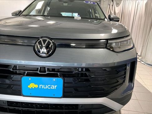 Used 2025 Volkswagen Tiguan SE AWD/4WD image 32