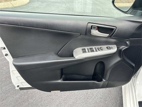 Used 2014 Toyota Camry L image 18
