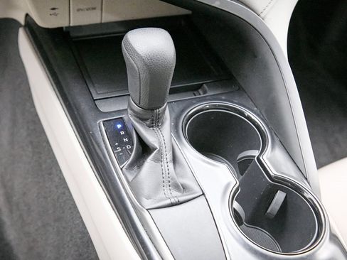 Used 2018 Toyota Camry LE image 19