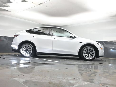 Used 2026 Tesla Model Y 2WD image 28