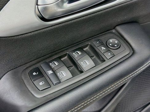 Used 2025 Chrysler Pacifica Limited FWD image 24