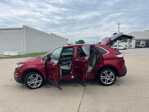 Used 2018 Ford Edge Titanium w/ Technology Package FWD image 3